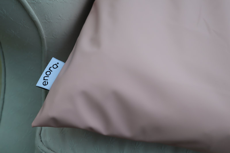 close up of the enora air cushion in relieving peach