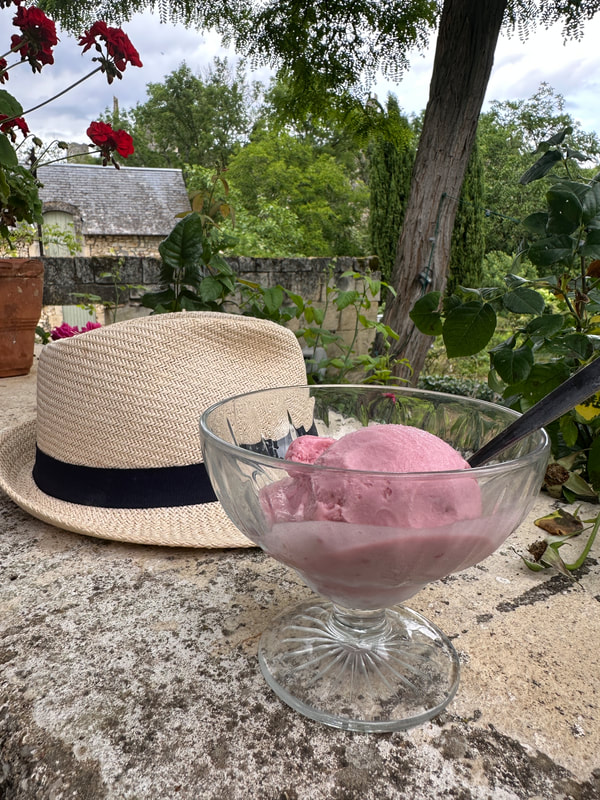 ice cream and trilby hatl'Angles-sur-l'Anglin
