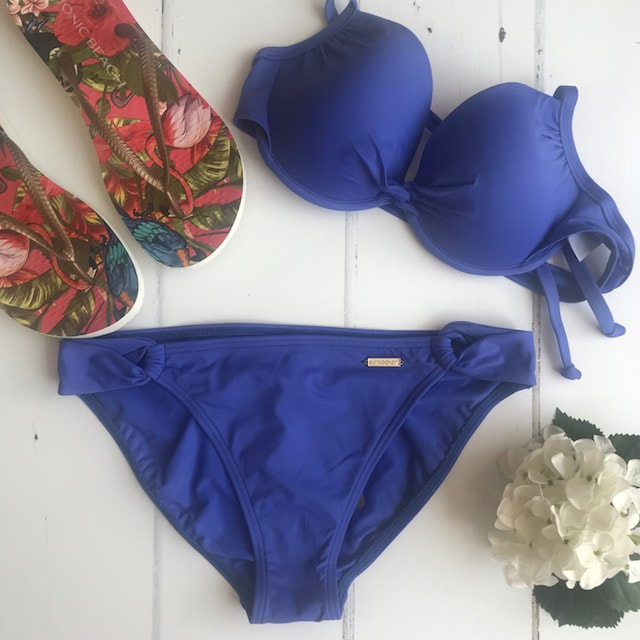 blue bikini with flip flops